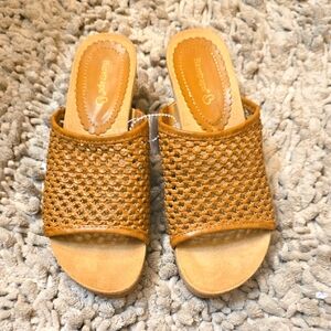 New Bare Traps Women's Size 7 1/2 Tan  Brown‎ Cork Wedge Slip-on Sandal Shoe